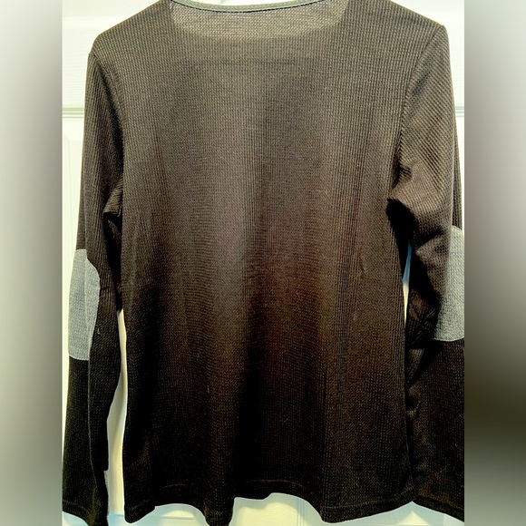 Black and gray thermal 3/4 button up top. Size small - Picture 4 of 4